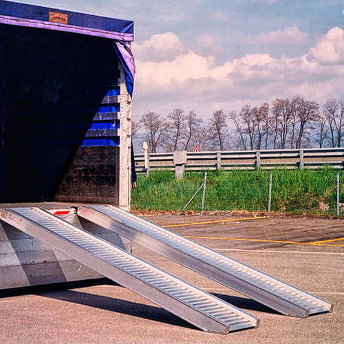 Alquiler de Rampa de aluminio 2m para carga de maquinaria o herramientas en vehículos